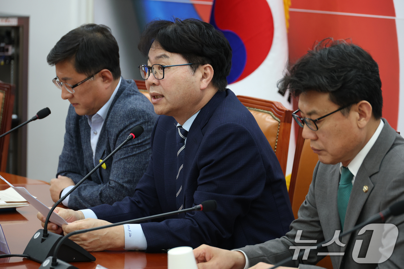 (서울=뉴스1) 이광호 기자 = 이한주 더불어민주당 진짜 대한민국 중앙선대위 총괄선거대책본부 정책본부장이 12일 오전 서울 여의도 국회에서 열린 제21대 대통령선거 더불어민주당 1 …