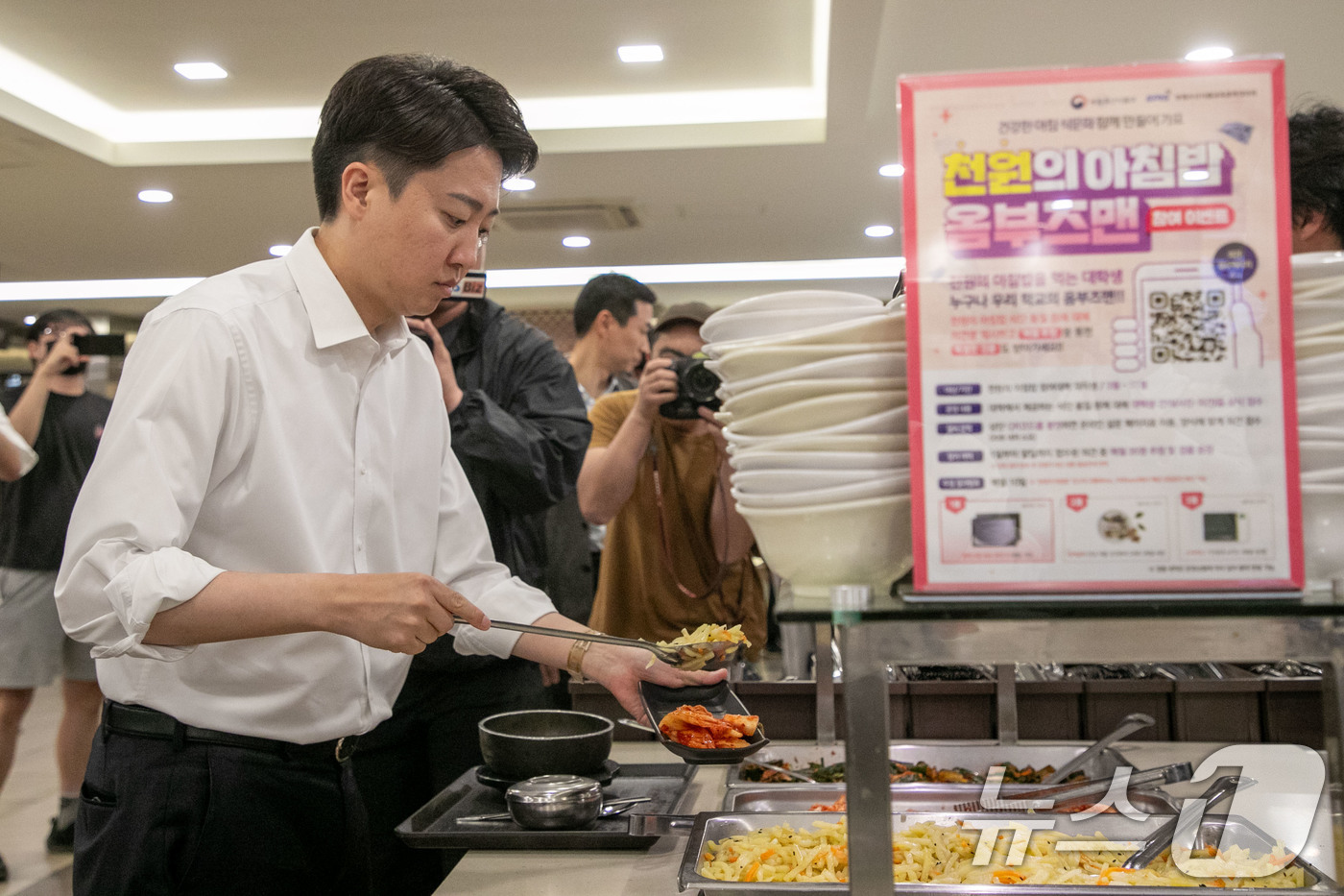 (서울=뉴스1) 박정호 기자 = 이준석 개혁신당 대통령 후보가 12일 오전 서울 서대문구 연세로 연세대학교에서 본격적인 선거 유세 활동에 나서며 학생들과 만나 점심 식사를 위해 학 …