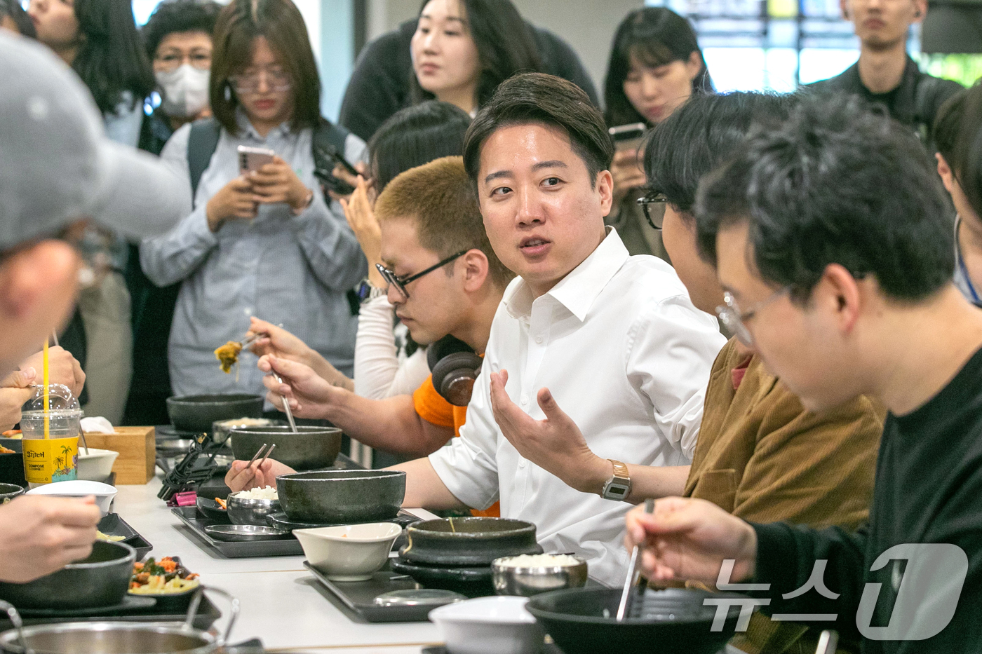 (서울=뉴스1) 박정호 기자 = 이준석 개혁신당 대통령 후보가 12일 오전 서울 서대문구 연세로 연세대학교에서 본격적인 선거 유세 활동에 나서며 학생들과 만나 점심 식사를 하고 있 …