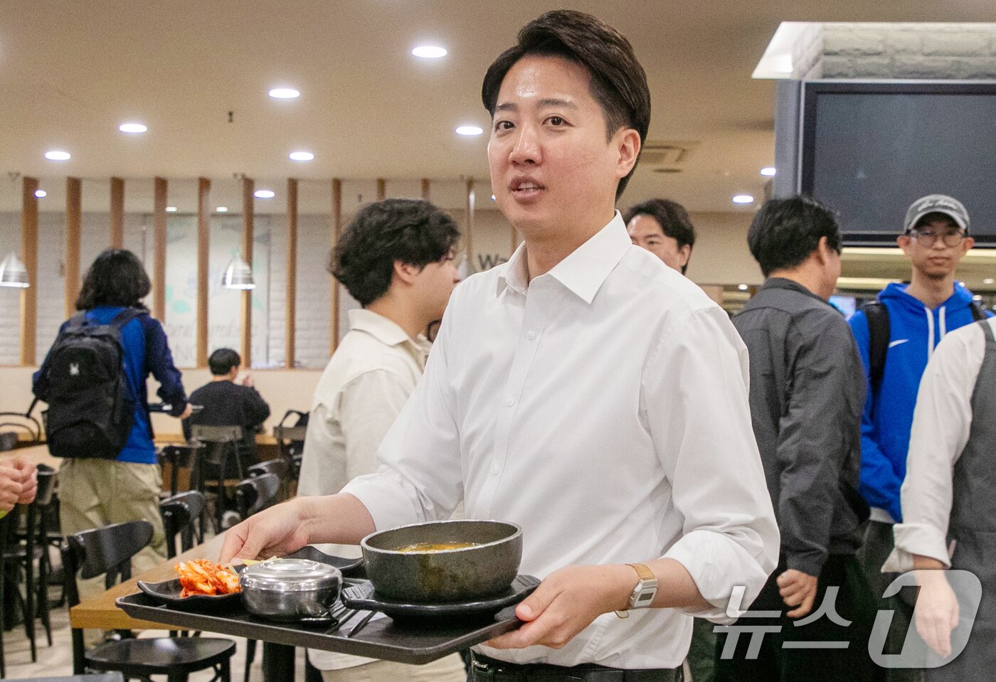 본문 이미지 - 이준석 개혁신당 대통령 후보가 12일 오전 서울 서대문구 연세로 연세대학교에서 본격적인 선거 유세 활동에 나서며 학생들과 만나 점심 식사를 위해 학생식당을 이용하고 있다. &#40;공동취재&#41; 2025.5.12/뉴스1 ⓒ News1 박정호 기자
