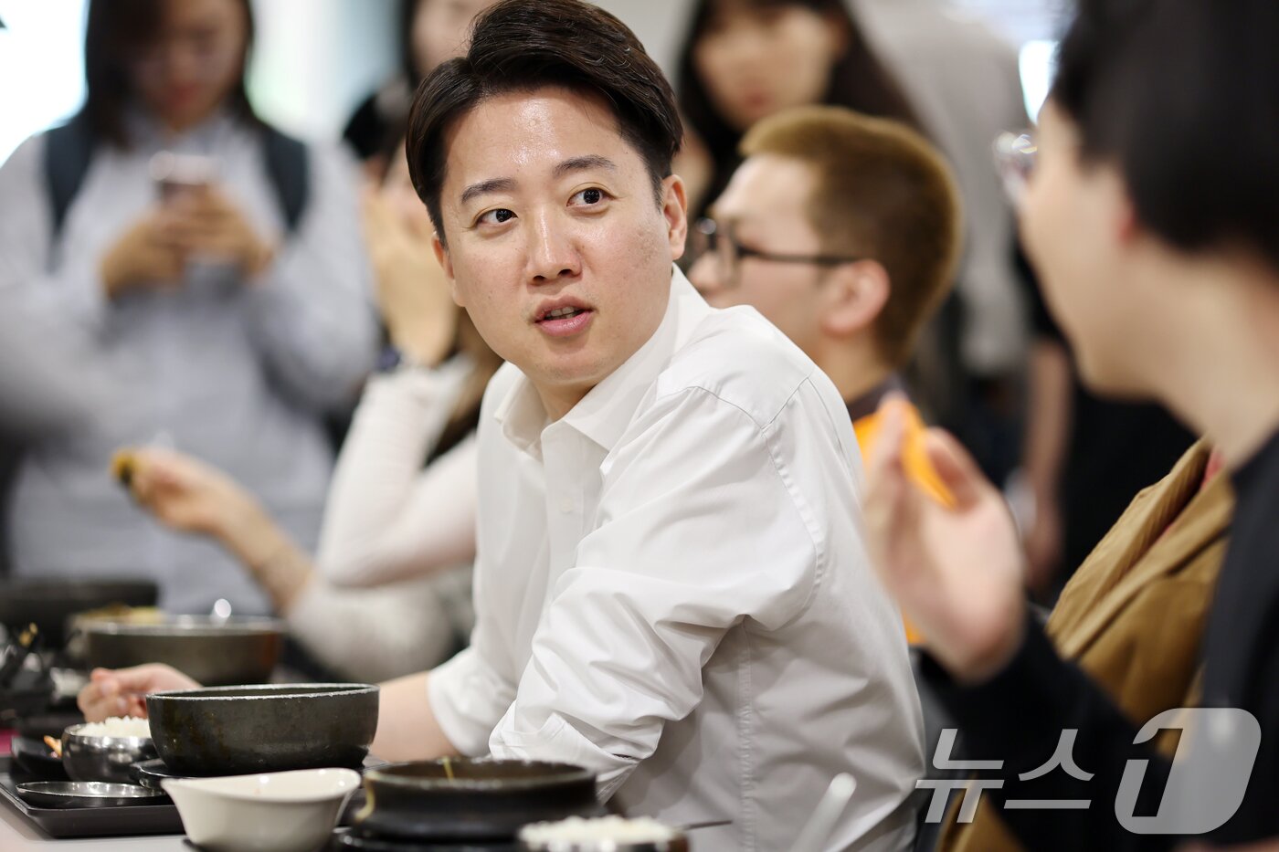 본문 이미지 - 이준석 개혁신당 대통령 후보가 12일 오전 서울 서대문구 연세로 연세대학교에서 본격적인 선거 유세 활동에 나서며 학생들과 만나 점심 식사를 하고 있다. &#40;공동취재&#41; 2025.5.12/뉴스1 ⓒ News1 박정호 기자