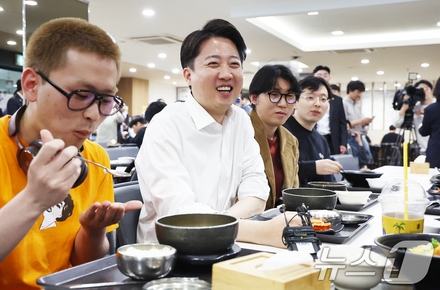 (서울=뉴스1) 박정호 기자 = 이준석 개혁신당 대통령 후보가 12일 오전 서울 서대문구 연세로 연세대학교에서 본격적인 선거 유세 활동에 나서며 학생들과 만나 점심 식사를 하고 있 …