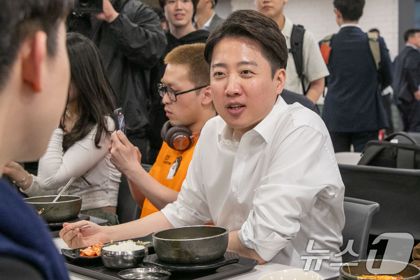 (서울=뉴스1) 박정호 기자 = 이준석 개혁신당 대통령 후보가 12일 오전 서울 서대문구 연세로 연세대학교에서 본격적인 선거 유세 활동에 나서며 학생들과 만나 점심 식사를 하고 있 …