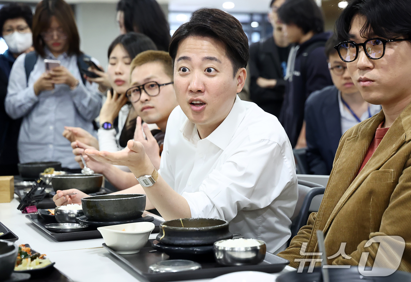 (서울=뉴스1) 박정호 기자 = 이준석 개혁신당 대통령 후보가 12일 오전 서울 서대문구 연세로 연세대학교에서 본격적인 선거 유세 활동에 나서며 학생들과 만나 점심 식사를 하고 있 …