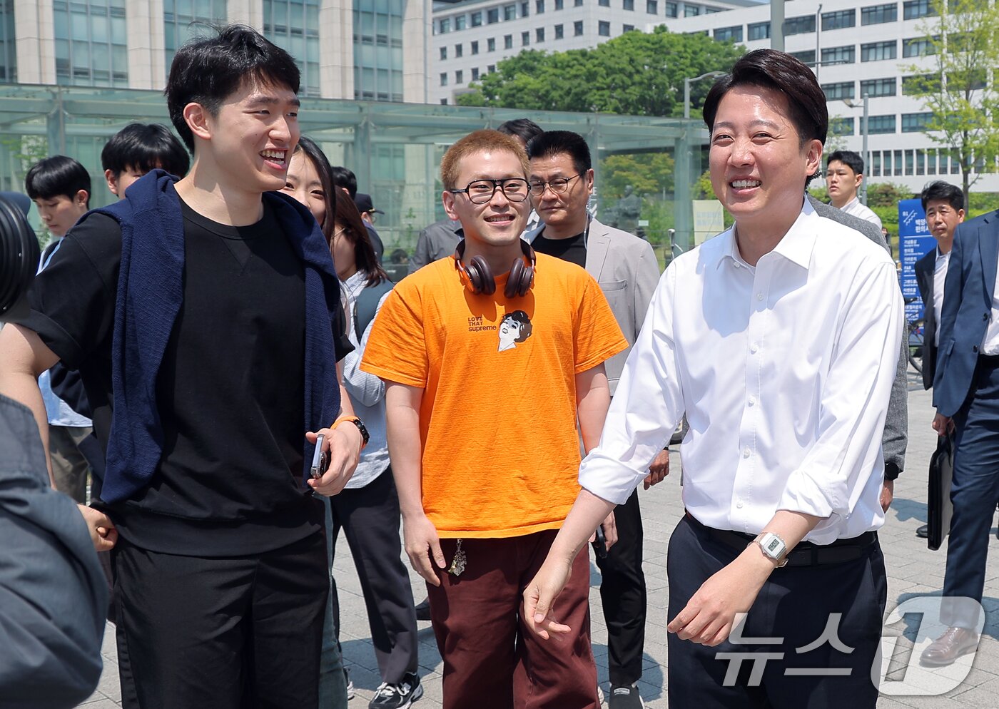 본문 이미지 - 이준석 개혁신당 대통령 후보가 공식 선거운동이 시작된 12일 서울 서대문구 연세로 연세대학교 학생식당 앞에서 학생들과 인사를 나누고 있다. 2025.5.12/뉴스1 ⓒ News1 박정호 기자