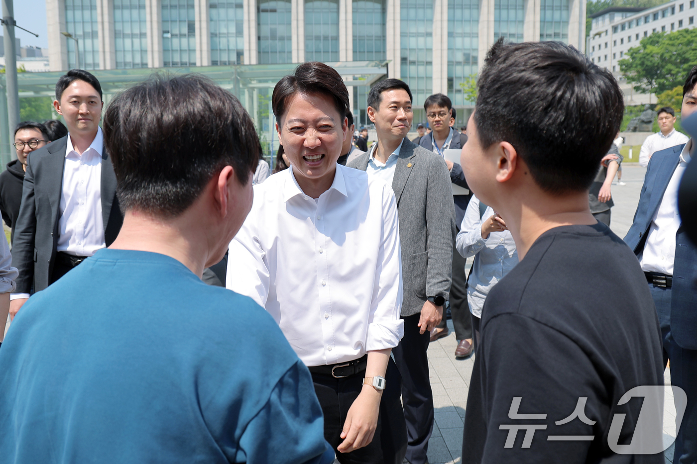 (서울=뉴스1) 박정호 기자 = 이준석 개혁신당 대통령 후보가 공식 선거운동이 시작된 12일 서울 서대문구 연세로 연세대학교 학생식당 앞에서 학생들과 인사를 나누고 있다. 2025 …