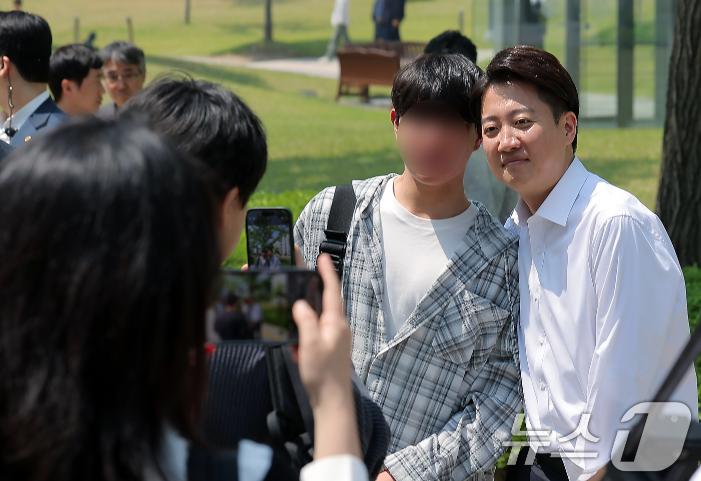 (서울=뉴스1) 박정호 기자 = 이준석 개혁신당 대통령 후보가 공식 선거운동이 시작된 12일 서울 서대문구 연세로 연세대학교를 찾아 학생과 기념사진을 찍고 있다. 2025.5.12 …