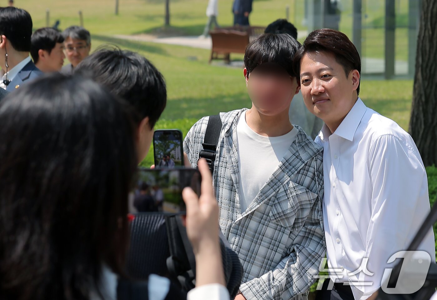 본문 이미지 - 이준석 개혁신당 대통령 후보가 공식 선거운동이 시작된 12일 서울 서대문구 연세로 연세대학교를 찾아 학생과 기념사진을 찍고 있다. 2025.5.12/뉴스1 ⓒ News1 박정호 기자