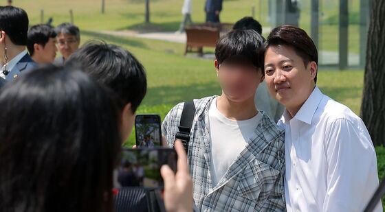 학생들과 기념사진 찍는 이준석 후보
