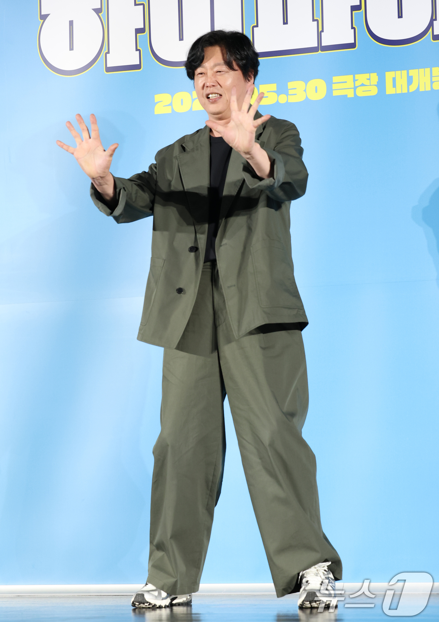 (서울=뉴스1) 권현진 기자 = 배우 김희원이 12일 오전 서울 광진구 롯데시네마 건대입구점에서 열린 영화 '하이파이브' 제작보고회에 참석해 포즈를 취하고 있다.'하이파이브'는 장 …