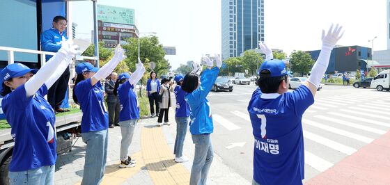 선거운동 펼치는 운동원들
