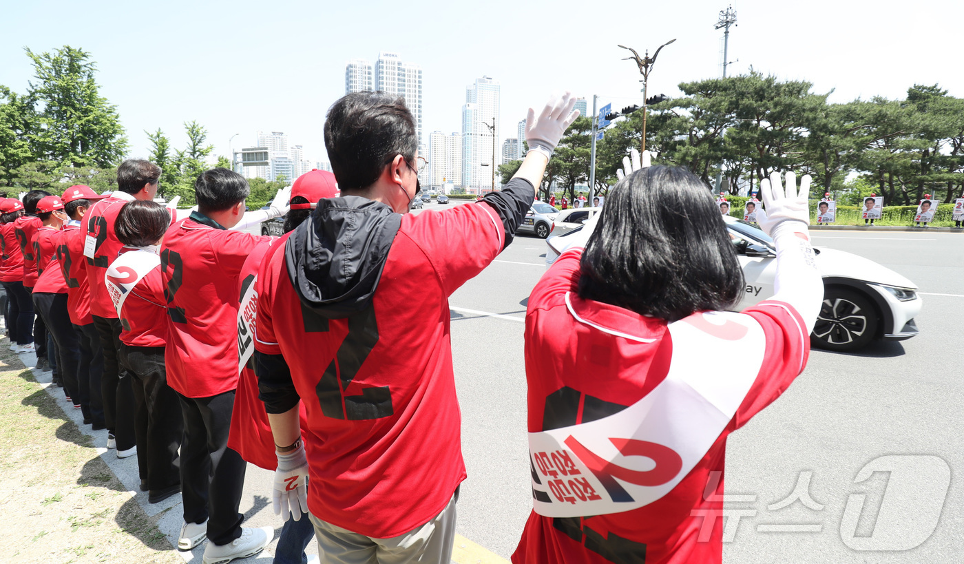 (울산=뉴스1) 김지혜 기자 = 제21대 대통령선거 공식 선거운동이 시작된 12일 오전 울산 태화로터리에서 국민의힘 울산시당의 합동출정식이 열리고 있다.2025.5.12/뉴스1