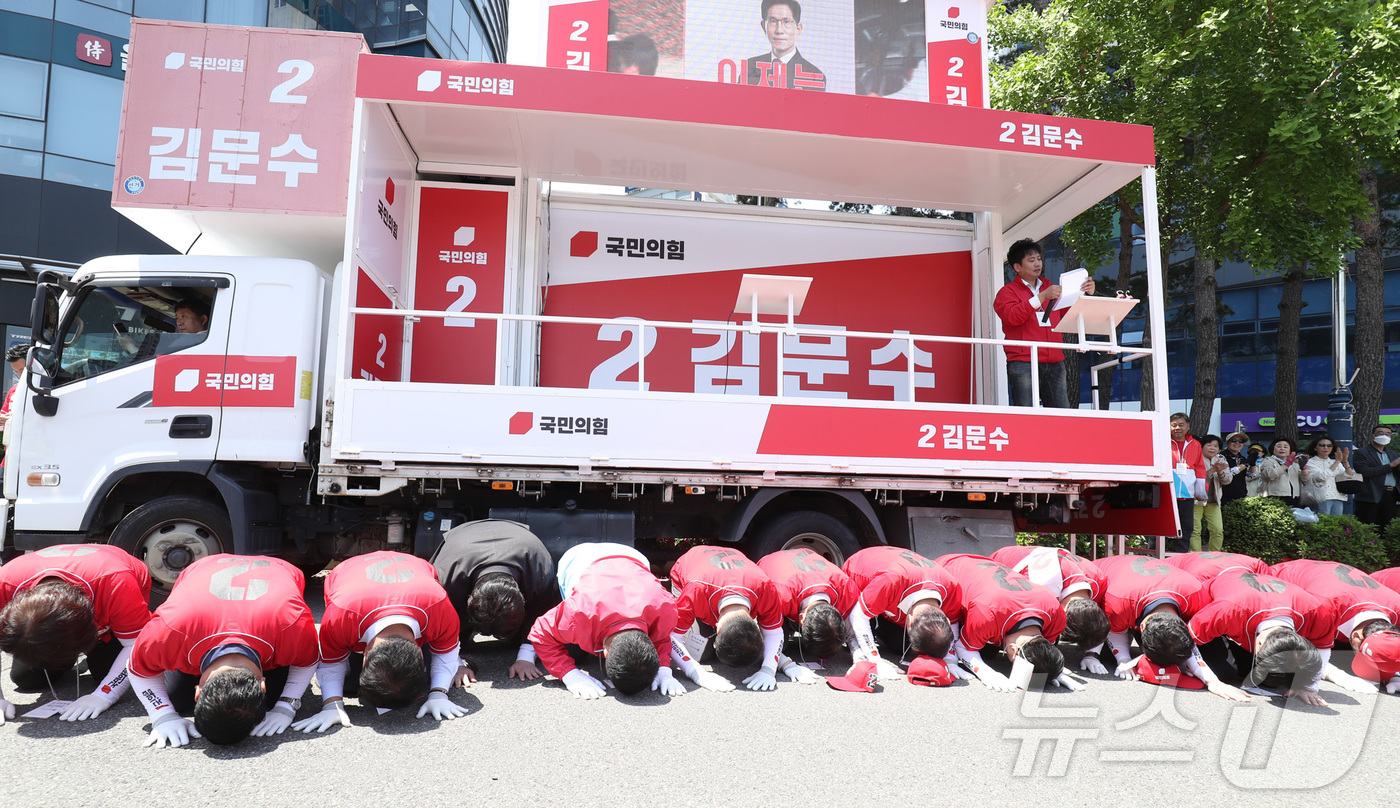 (울산=뉴스1) 김지혜 기자 = 제21대 대통령선거 공식 선거운동이 시작된 12일 오전 울산 태화로터리에서 열린 국민의힘 울산시당의 합동출정식에서 김기현 총괄선대위원장을 비롯한 관 …