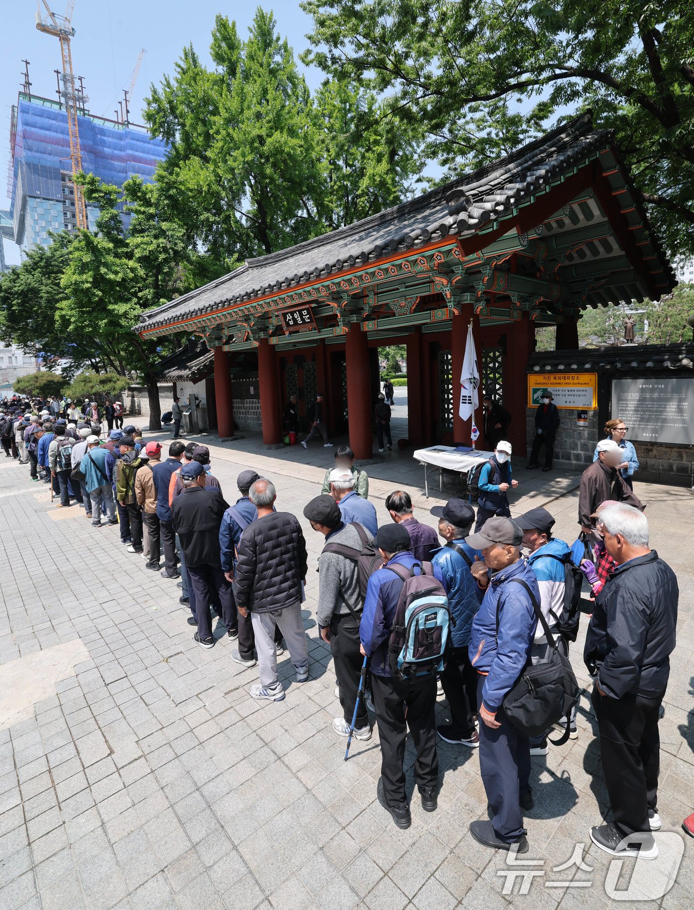 (서울=뉴스1) 박세연 기자 = 12일 서울 종로구 탑골공원 무료급식소에서 어르신들이 줄을 서서 기다리고 있다.국민연금공단에 따르면 가파른 고령화에 '100세 이상' 국민연금 수급 …