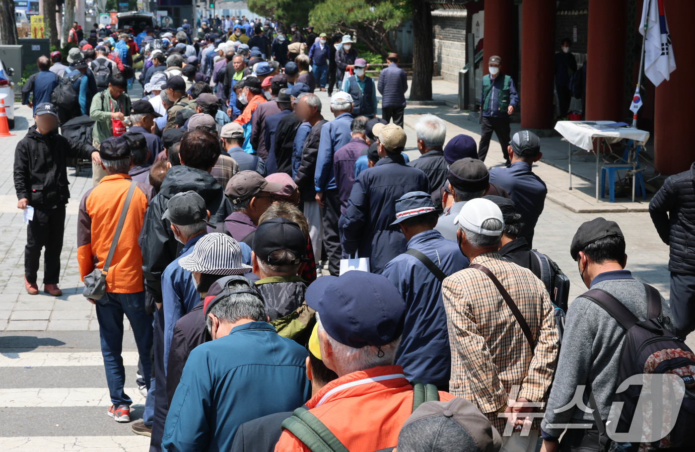 (서울=뉴스1) 박세연 기자 = 12일 서울 종로구 탑골공원 무료급식소에서 어르신들이 줄을 서서 기다리고 있다.국민연금공단에 따르면 가파른 고령화에 '100세 이상' 국민연금 수급 …