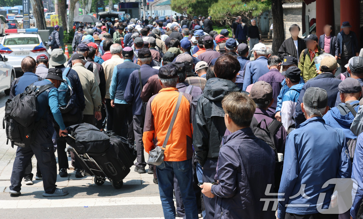 (서울=뉴스1) 박세연 기자 = 12일 서울 종로구 탑골공원 무료급식소에서 어르신들이 줄을 서서 기다리고 있다.국민연금공단에 따르면 가파른 고령화에 '100세 이상' 국민연금 수급 …