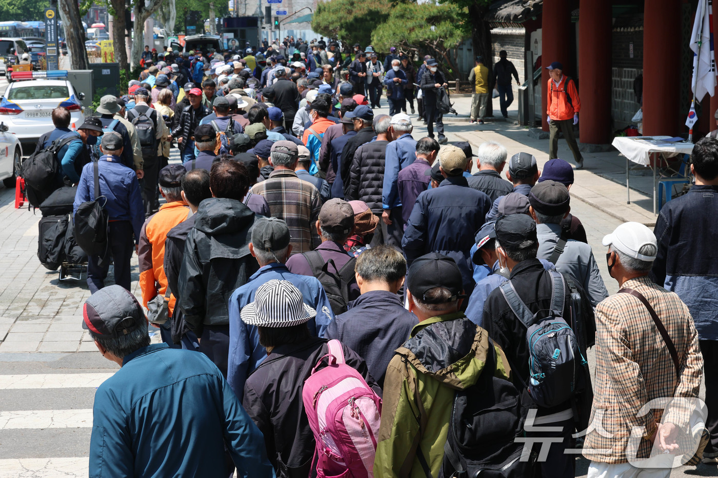 (서울=뉴스1) 박세연 기자 = 12일 서울 종로구 탑골공원 무료급식소에서 어르신들이 줄을 서서 기다리고 있다.국민연금공단에 따르면 가파른 고령화에 '100세 이상' 국민연금 수급 …