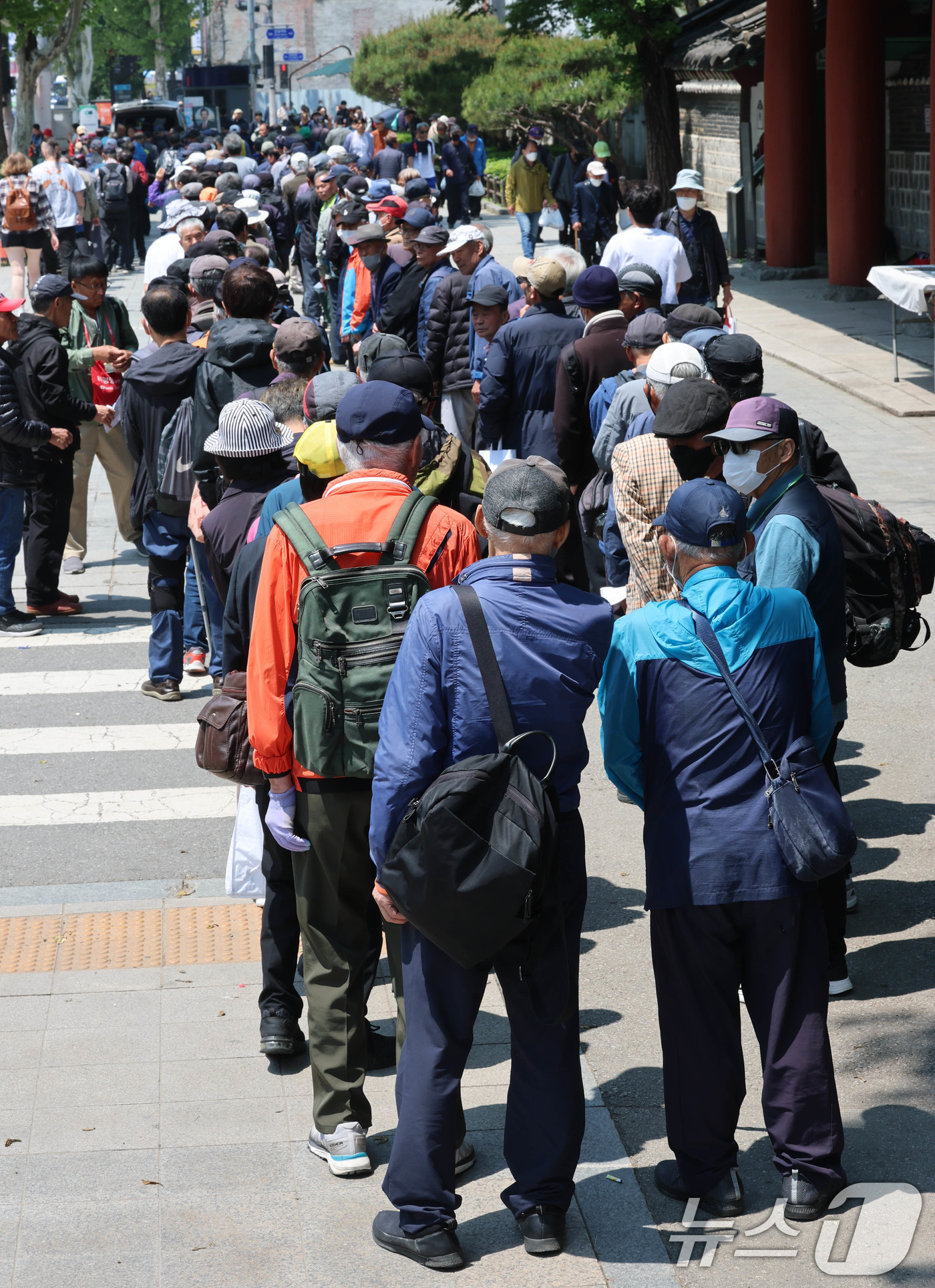 (서울=뉴스1) 박세연 기자 = 12일 서울 종로구 탑골공원 무료급식소에서 어르신들이 줄을 서서 기다리고 있다.국민연금공단에 따르면 가파른 고령화에 '100세 이상' 국민연금 수급 …