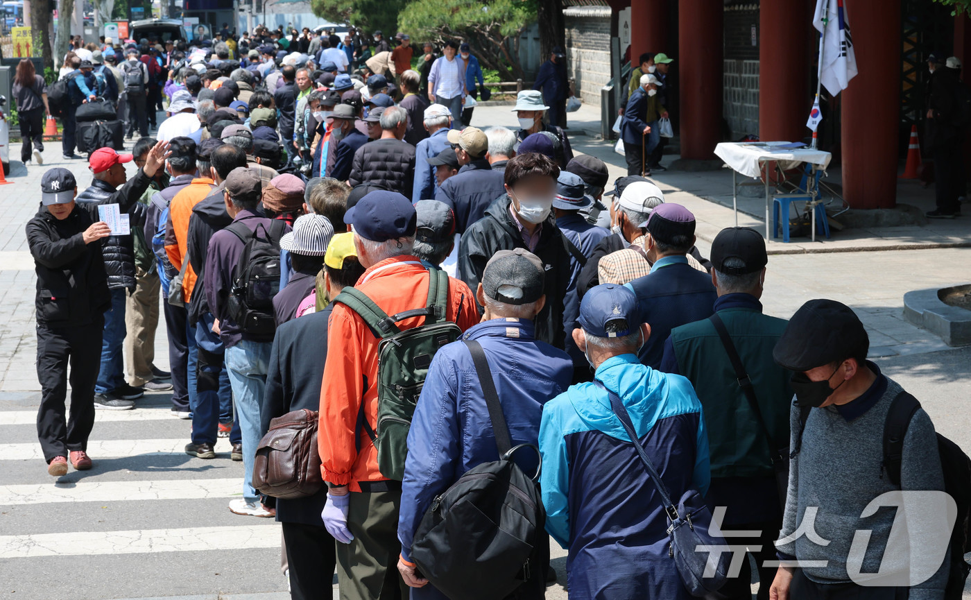 (서울=뉴스1) 박세연 기자 = 12일 서울 종로구 탑골공원 무료급식소에서 어르신들이 줄을 서서 기다리고 있다.국민연금공단에 따르면 가파른 고령화에 '100세 이상' 국민연금 수급 …