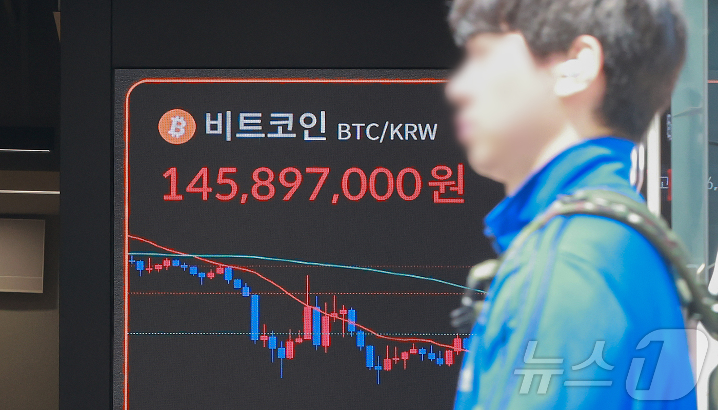 (서울=뉴스1) 김진환 기자 = 12일 서울 서초구 빗썸라운지 강남점 전광판에 비트코인 등 가상자산 시세가 표시되고 있다. 비트코인이 10만 달러를 다시 돌파한 이후 10만 500 …