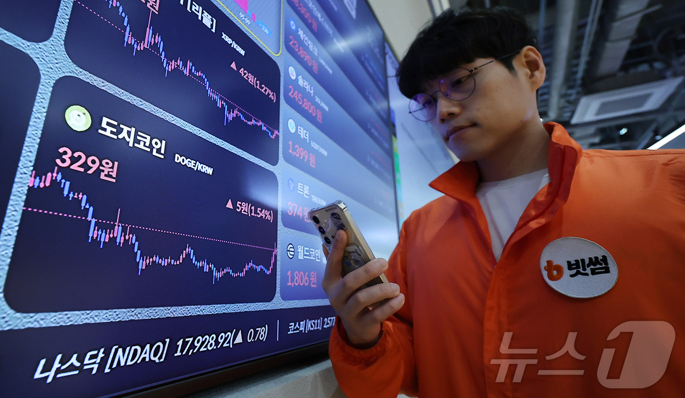 (서울=뉴스1) 김진환 기자 = 12일 서울 서초구 빗썸라운지 강남점 전광판에 비트코인 등 가상자산 시세가 표시되고 있다. 비트코인이 10만 달러를 다시 돌파한 이후 10만 500 …