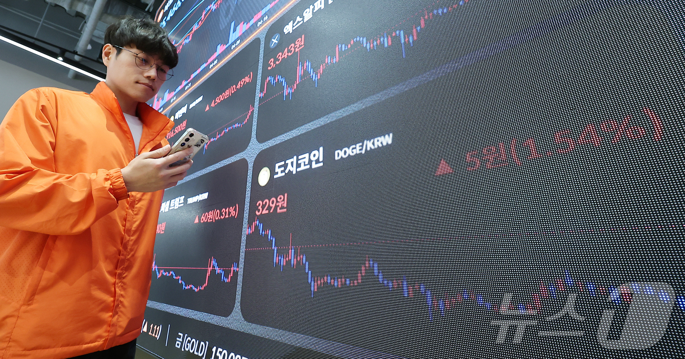 (서울=뉴스1) 김진환 기자 = 12일 서울 서초구 빗썸라운지 강남점 전광판에 비트코인 등 가상자산 시세가 표시되고 있다. 비트코인이 10만 달러를 다시 돌파한 이후 10만 500 …