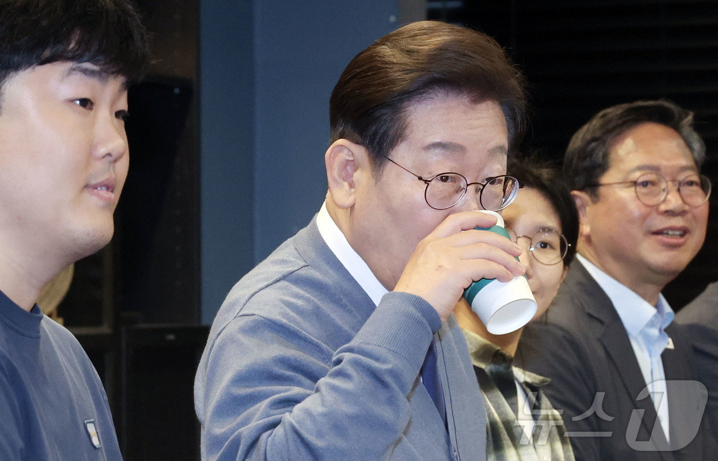 (성남=뉴스1) 안은나 기자 = 이재명 더불어민주당 대통령 후보가 12일 경기 성남시 분당구(판교) 한 오피스텔에서 'K-혁신' 브라운백미팅에 참여해 판교 IT개발자 2030 직장 …