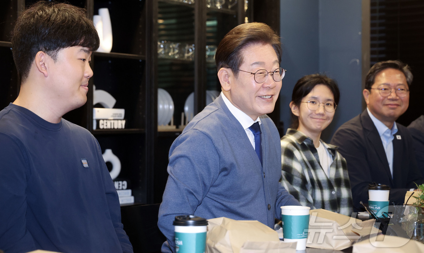 (성남=뉴스1) 안은나 기자 = 이재명 더불어민주당 대통령 후보가 12일 경기 성남시 분당구(판교) 한 오피스텔에서 'K-혁신' 브라운백미팅에 참여해 판교 IT개발자 2030 직장 …