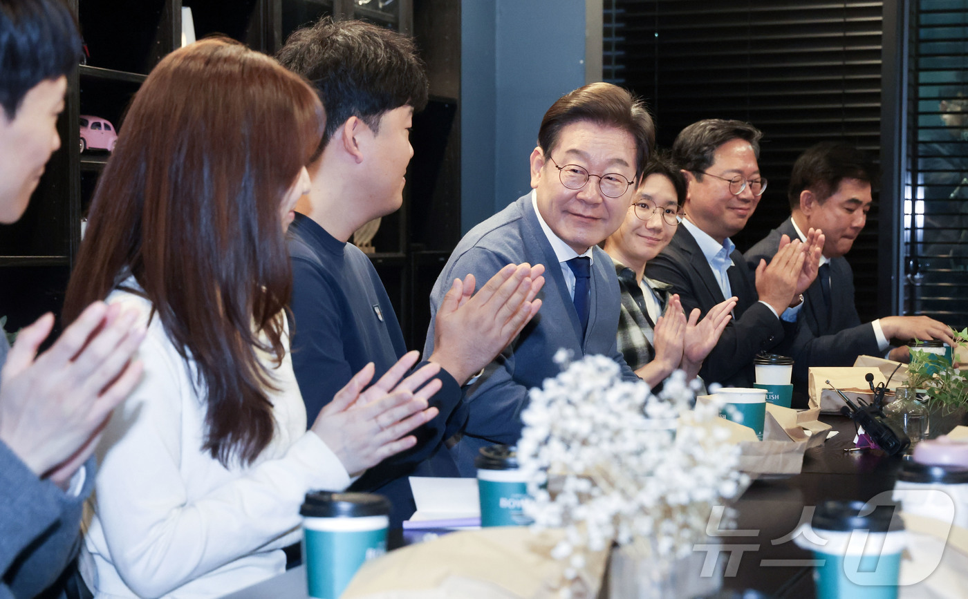 (성남=뉴스1) 안은나 기자 = 이재명 더불어민주당 대통령 후보가 12일 경기 성남시 분당구(판교) 한 오피스텔에서 'K-혁신' 브라운백미팅에 참여해 판교 IT개발자 2030 직장 …