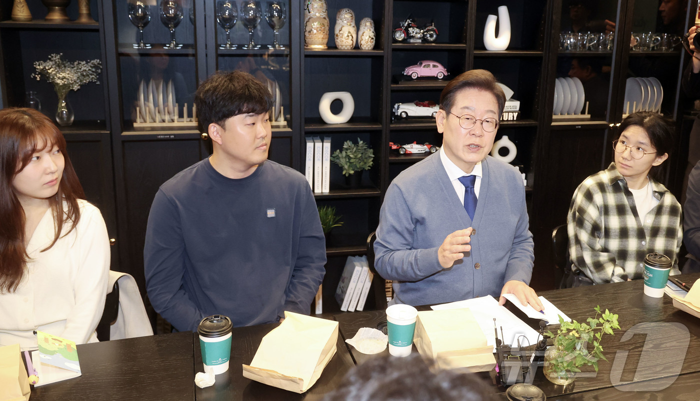 (성남=뉴스1) 안은나 기자 = 이재명 더불어민주당 대통령 후보가 12일 경기 성남시 분당구(판교) 한 오피스텔에서 'K-혁신' 브라운백미팅에 참여해 판교 IT개발자 2030 직장 …