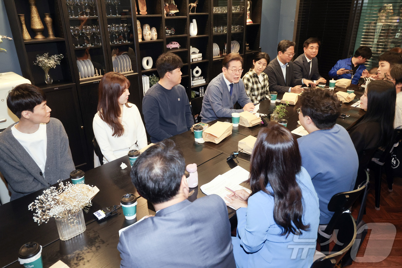 (성남=뉴스1) 안은나 기자 = 이재명 더불어민주당 대선 후보가 12일 경기도 성남시 분당구(판교) 한 오피스텔에서 'K-혁신' 브라운백미팅에 참여해 판교 IT개발자 2030 직장 …