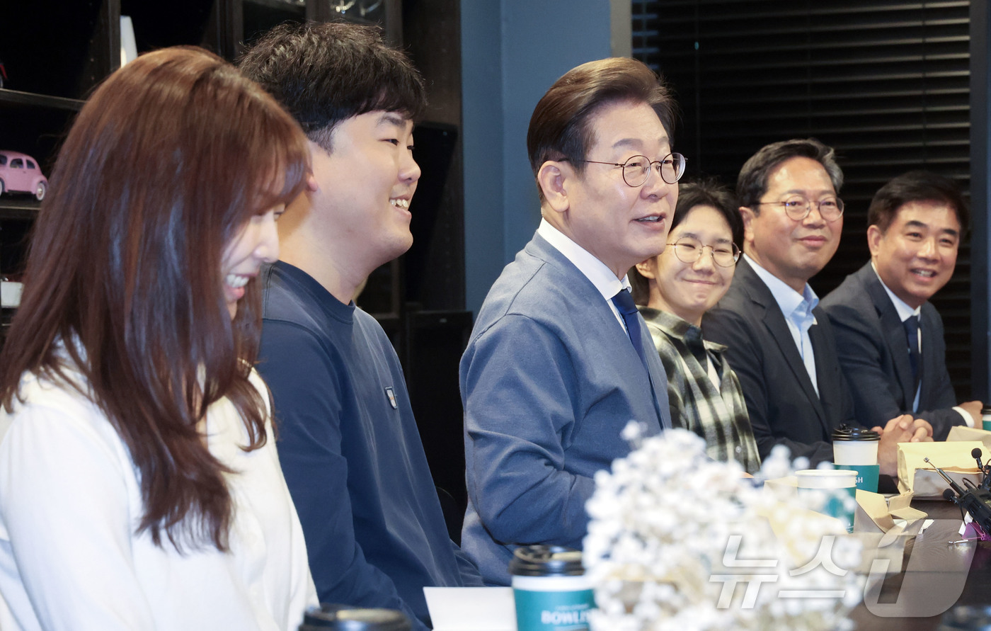 (성남=뉴스1) 안은나 기자 = 이재명 더불어민주당 대선 후보가 12일 경기도 성남시 분당구(판교) 한 오피스텔에서 'K-혁신' 브라운백미팅에 참여해 판교 IT개발자 2030 직장 …