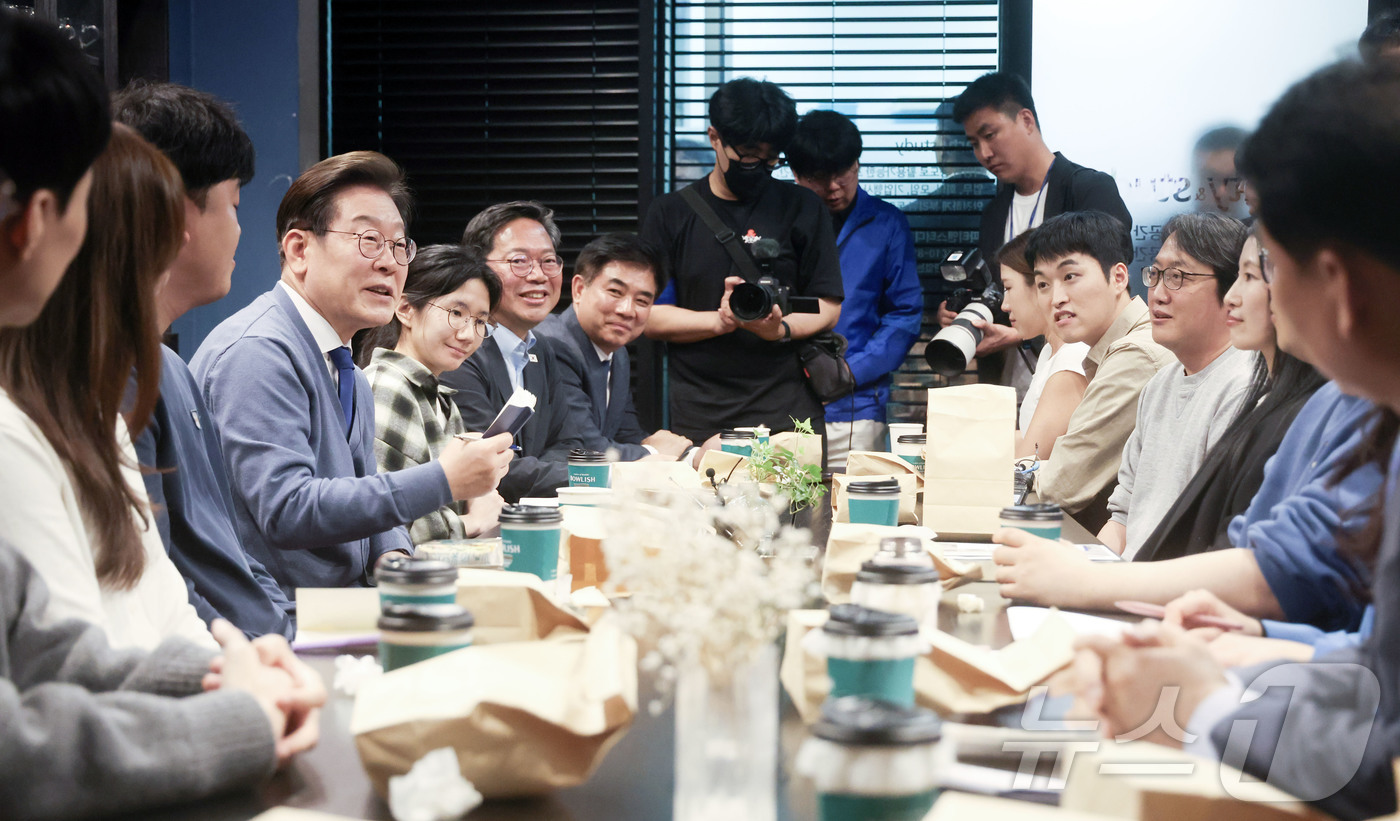 (성남=뉴스1) 안은나 기자 = 이재명 더불어민주당 대선 후보가 12일 경기도 성남시 분당구(판교) 한 오피스텔에서 'K-혁신' 브라운백미팅에 참여해 판교 IT개발자 2030 직장 …