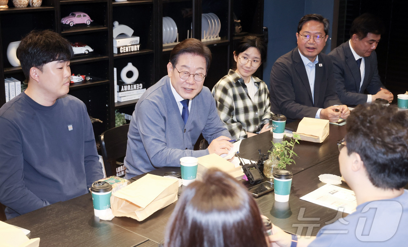 (성남=뉴스1) 안은나 기자 = 이재명 더불어민주당 대선 후보가 12일 경기도 성남시 분당구(판교) 한 오피스텔에서 'K-혁신' 브라운백미팅에 참여해 판교 IT개발자 2030 직장 …