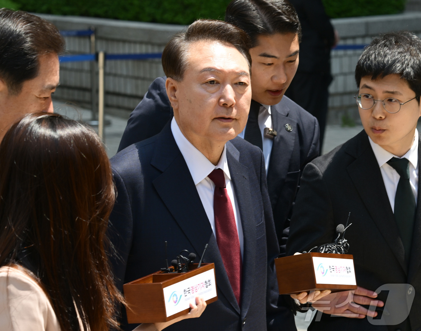 (서울=뉴스1) 사진공동취재단 = 12·3 비상계엄 사태와 관련해 내란 우두머리 혐의 등으로 기소된 윤석열 전 대통령이 12일 서울 서초구 서울중앙지방법원에서 열린 3차 공판에서 …