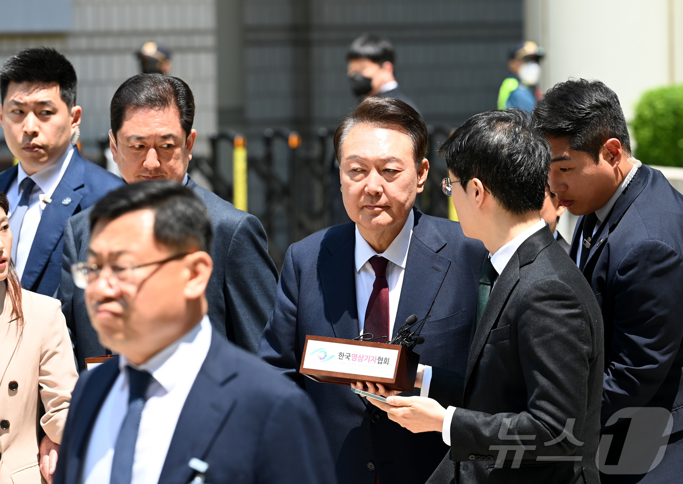 (서울=뉴스1) 사진공동취재단 = 윤석열 전 대통령이 12일 서울 서초구 중앙지방법원에서 열린 내란 우두머리 혐의, 직권남용 권리행사방해 혐의 사건 3차 공판에서 오전 재판 종료 …