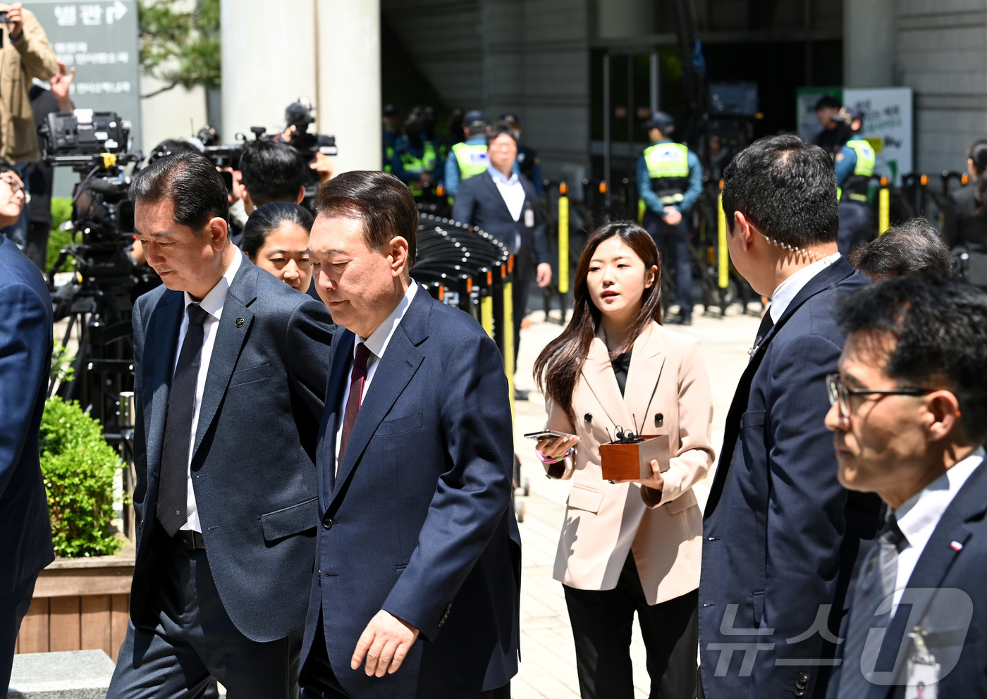 (서울=뉴스1) 사진공동취재단 = 윤석열 전 대통령이 12일 서울 서초구 중앙지방법원에서 열린 내란 우두머리 혐의, 직권남용 권리행사방해 혐의 사건 3차 공판에서 오전 재판 종료 …