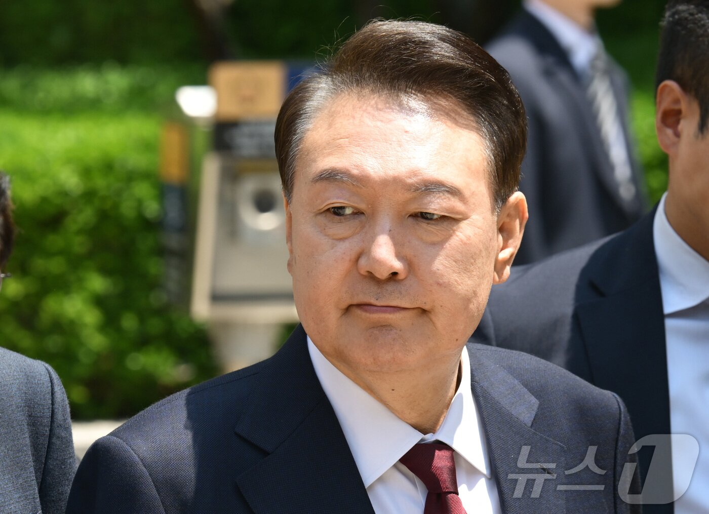 본문 이미지 - 12·3 비상계엄 사태와 관련해 내란 우두머리 혐의 등으로 기소된 윤석열 전 대통령이 12일 서울 서초구 서울중앙지방법원에서 열린 3차 공판에서 오전 공판을 마치고 법원을 나서고 있다. 2025.5.12/뉴스1 ⓒ News1 사진공동취재단