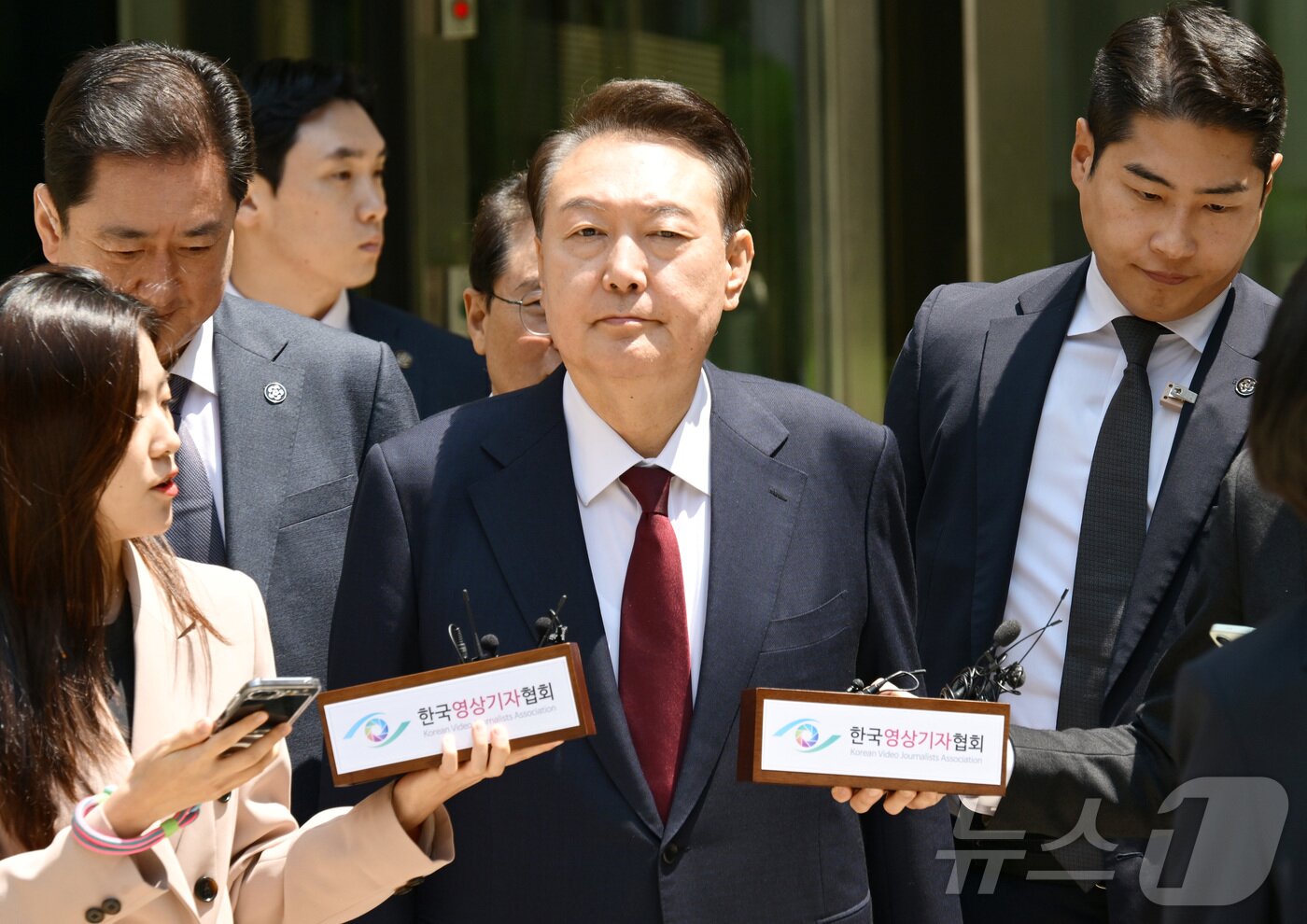 본문 이미지 - 12·3 비상계엄 사태와 관련해 내란 우두머리 혐의 등으로 기소된 윤석열 전 대통령이 12일 서울 서초구 서울중앙지방법원에서 열린 3차 공판에서 오전 공판을 마치고 법원을 나서고 있다. 2025.5.12/뉴스1 ⓒ News1 사진공동취재단