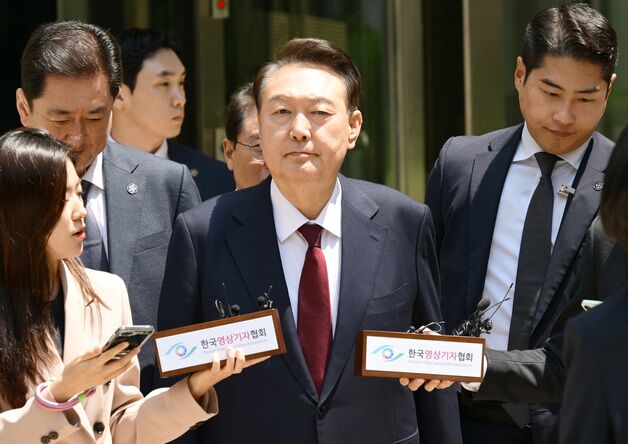 尹 탈당에 국힘 "결단 존중해 힘 합치자"…민주 "대국민 사기극"