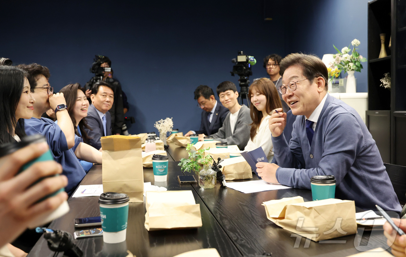 (성남=뉴스1) 안은나 기자 = 이재명 더불어민주당 대선후보가 제21대 대통령선거 공식 선거운동이 시작된 12일 경기 성남시 분당구 판교역 인근 미팅룸에서 열린 'K-혁신' 브라운 …