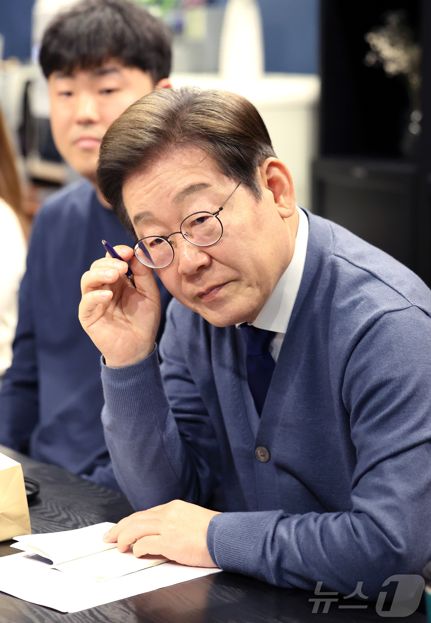 (성남=뉴스1) 안은나 기자 = 이재명 더불어민주당 대선후보가 제21대 대통령선거 공식 선거운동이 시작된 12일 경기 성남시 분당구 판교역 인근 미팅룸에서 열린 IT 개발자들과 ' …