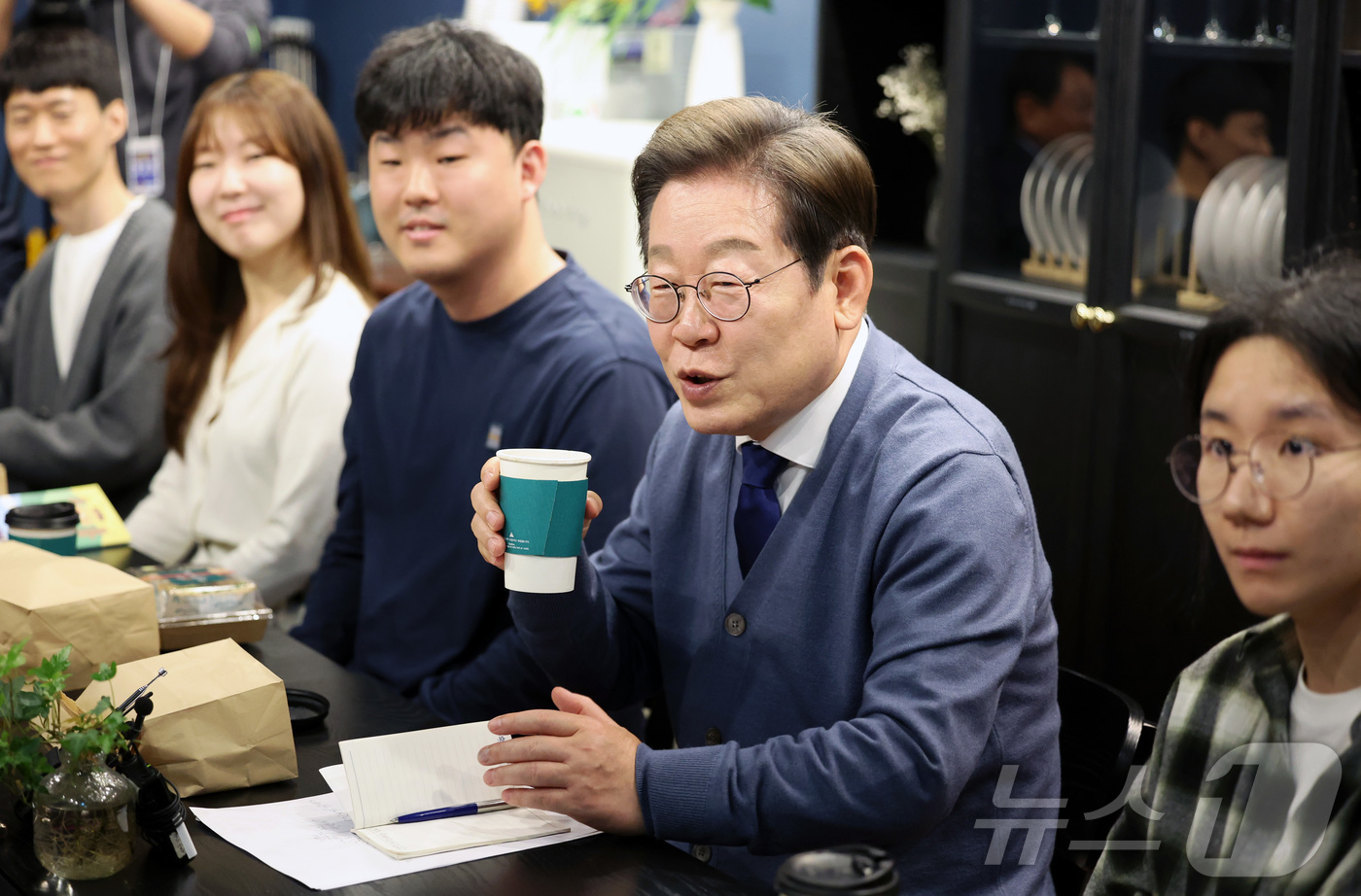 (성남=뉴스1) 안은나 기자 = 이재명 더불어민주당 대선후보가 제21대 대통령선거 공식 선거운동이 시작된 12일 경기 성남시 분당구 판교역 인근 미팅룸에서 열린 'K-혁신' 브라운 …