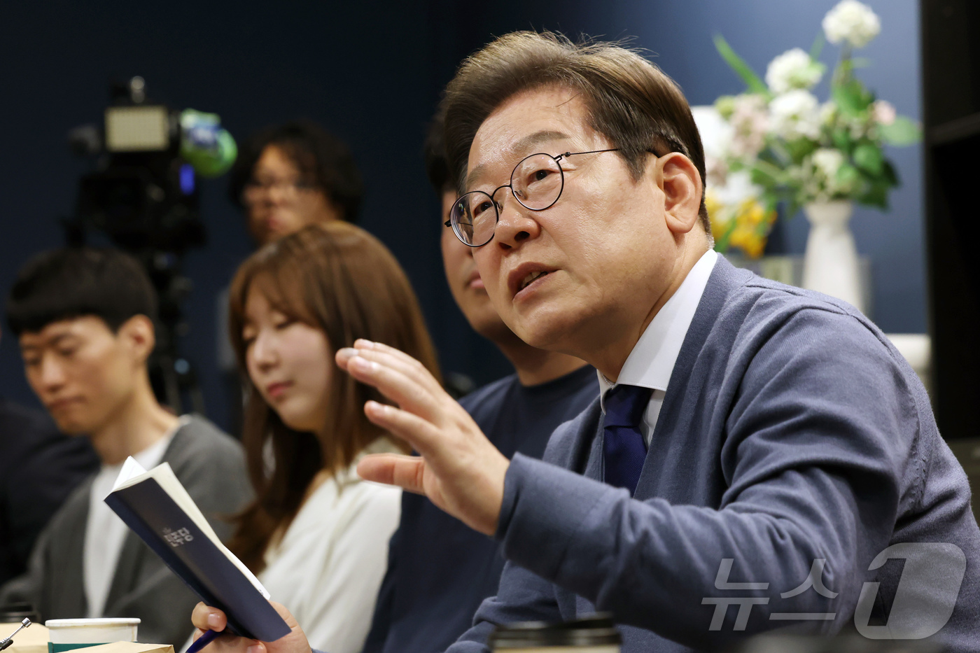 (성남=뉴스1) 안은나 기자 = 이재명 더불어민주당 대선후보가 제21대 대통령선거 공식 선거운동이 시작된 12일 경기 성남시 분당구 판교역 인근 미팅룸에서 열린 'K-혁신' 브라운 …