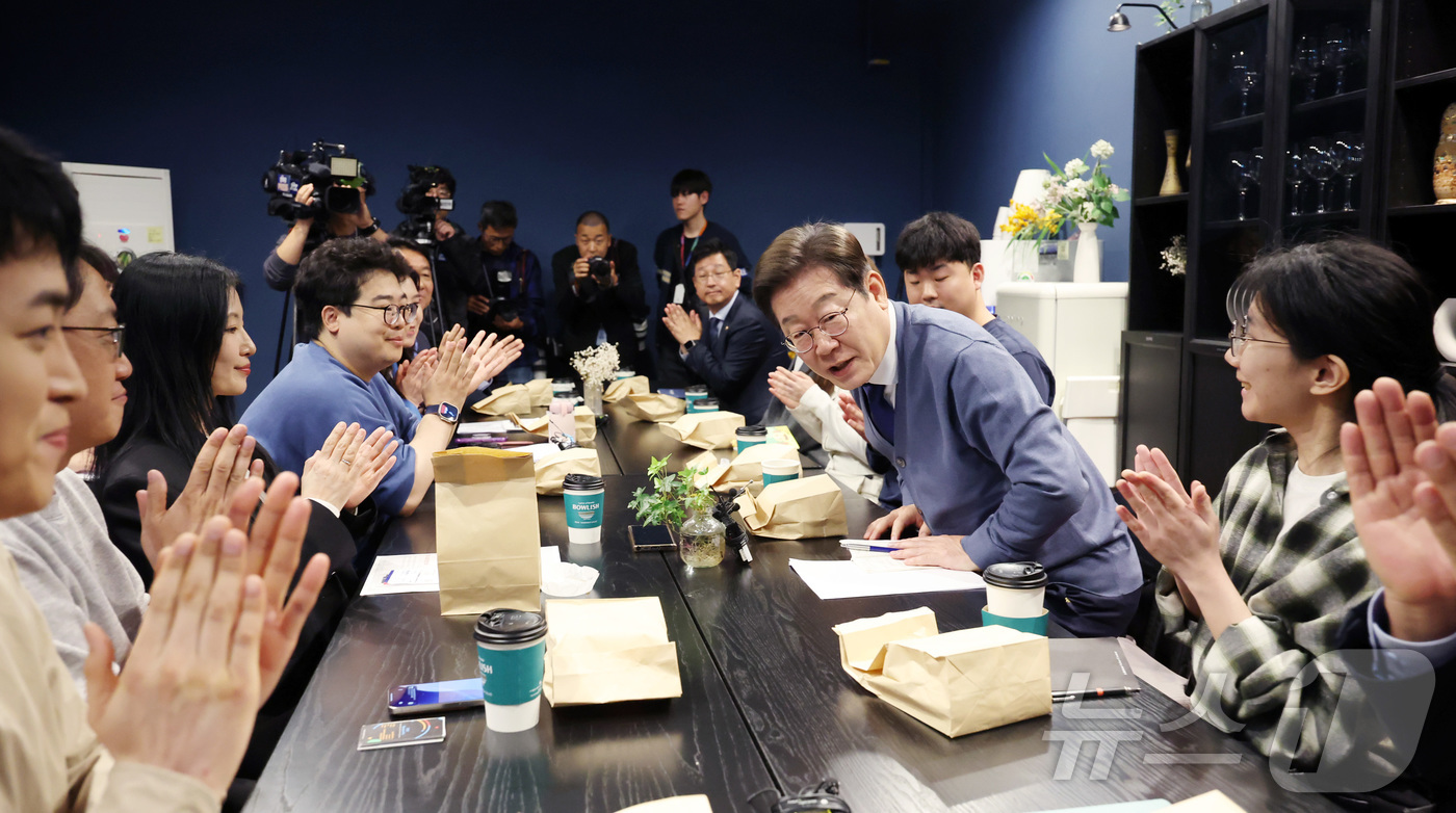 (성남=뉴스1) 안은나 기자 = 이재명 더불어민주당 대선후보가 제21대 대통령선거 공식 선거운동이 시작된 12일 경기 성남시 분당구 판교역 인근 미팅룸에서 열린 IT 개발자들과 …