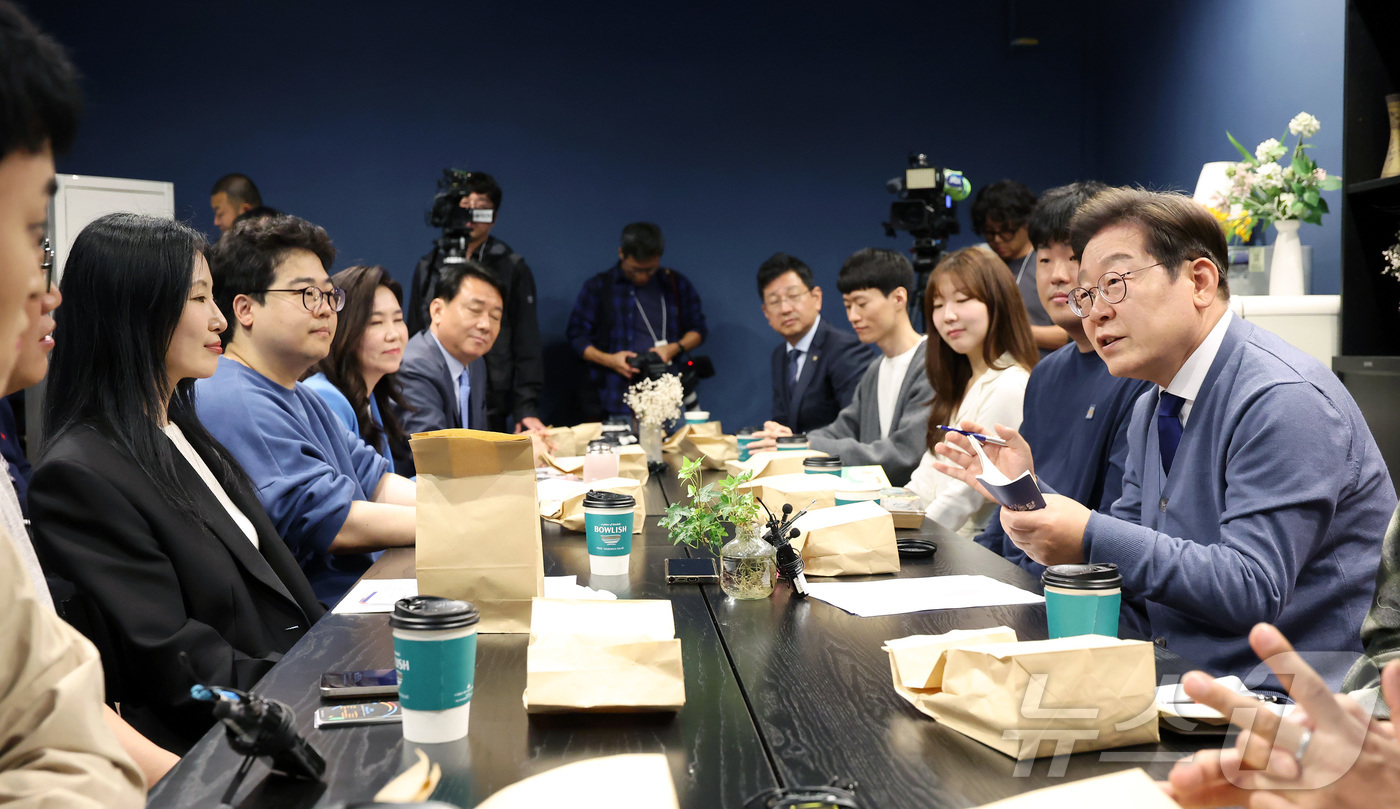 (성남=뉴스1) 안은나 기자 = 이재명 더불어민주당 대선후보가 제21대 대통령선거 공식 선거운동이 시작된 12일 경기 성남시 분당구 판교역 인근 미팅룸에서 열린 'K-혁신' 브라운 …