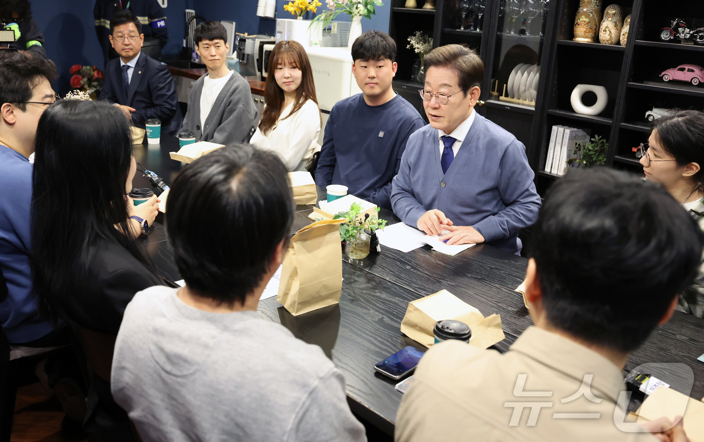 (성남=뉴스1) 안은나 기자 = 이재명 더불어민주당 대선후보가 제21대 대통령선거 공식 선거운동이 시작된 12일 경기 성남시 분당구 판교역 인근 미팅룸에서 열린 'K-혁신' 브라운 …