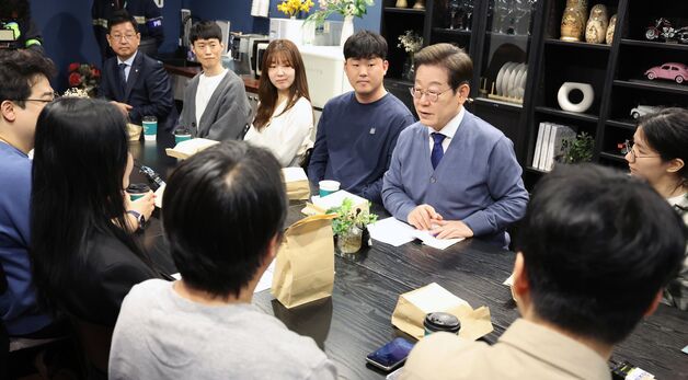 개발자들과 대화하는 이재명 후보
