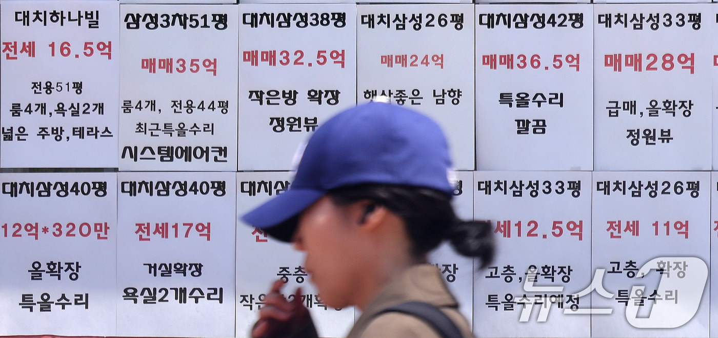 (서울=뉴스1) 박지혜 기자 = 서울 강남구와 경기 과천시에서 지난 4월 아파트 매매 10건 중 6건이 신고가 거래로 나타났다. 12일 직방이 국토교통부 실거래가 자료를 분석한 결 …