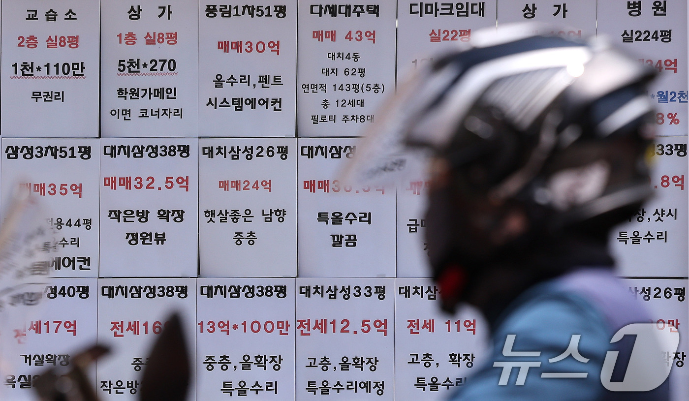 (서울=뉴스1) 박지혜 기자 = 서울 강남구와 경기 과천시에서 지난 4월 아파트 매매 10건 중 6건이 신고가 거래로 나타났다. 12일 직방이 국토교통부 실거래가 자료를 분석한 결 …